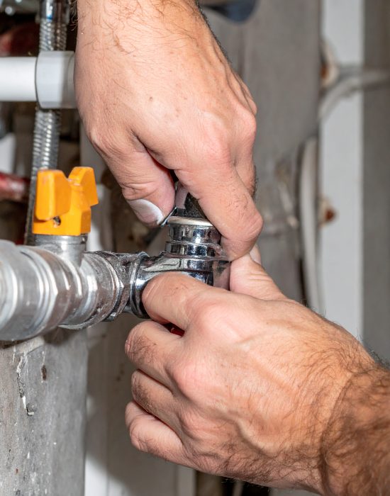 Installateur behebt einen Wasserschaden