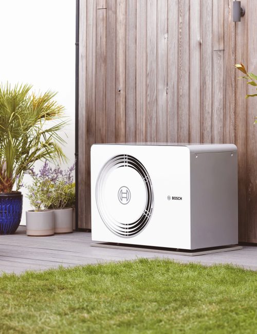 Bosch Wärmepumpe als energieeffiziente Heizung in Eschwege im Garten eines Einfamilienhauses