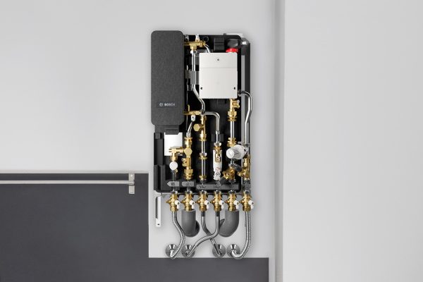 Bosch Wohnungsstation, installiert in der Küche, verteilt Warmwasser in der Wohnung