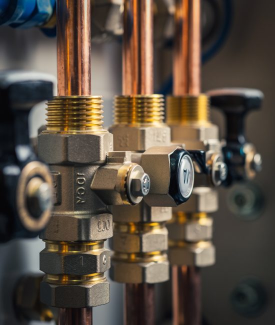 Rohrleitungen und Ventile an der Heizung