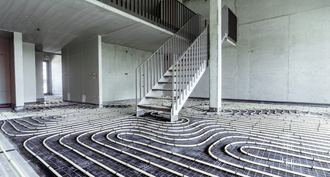 Fußbodenheizung verlegt während der Modernisierung eines Gebäudes