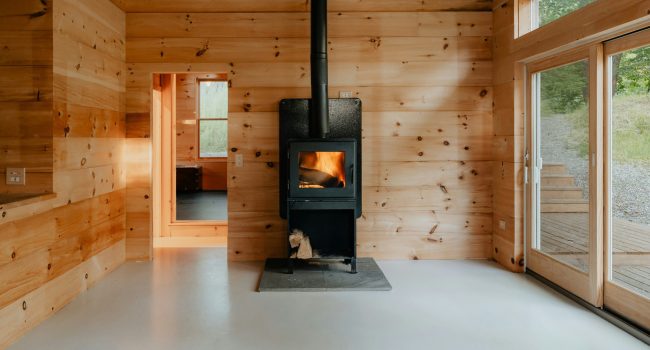 Holzheizung in einem nachhaltigen Holzgebäude