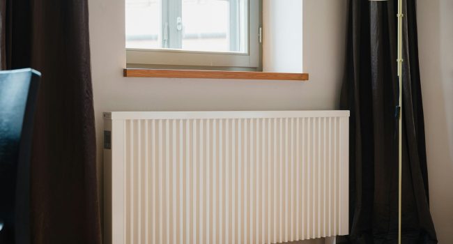 Unsanierten Gebäude mit alten Heizkörpern durch Energiemanagement zu mehr Effizienz verhelfen.